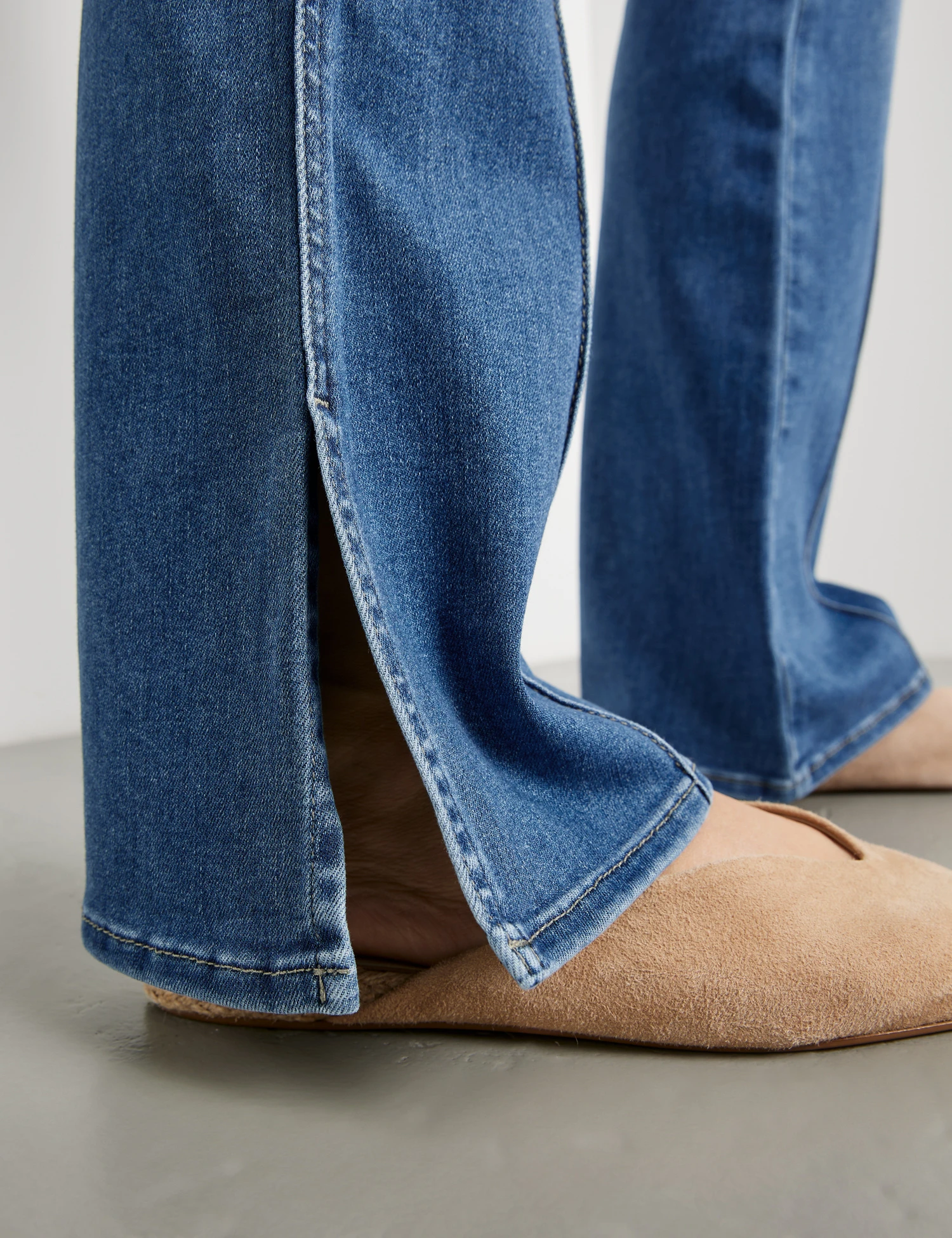 Gerry Weber 5-Pocket Jeans Flared Mit Längsbiese Und Seitenschlitzen 6 Gerry Weber 5-Pocket Jeans Flared Mit Längsbiese Und Seitenschlitzen - Image 4