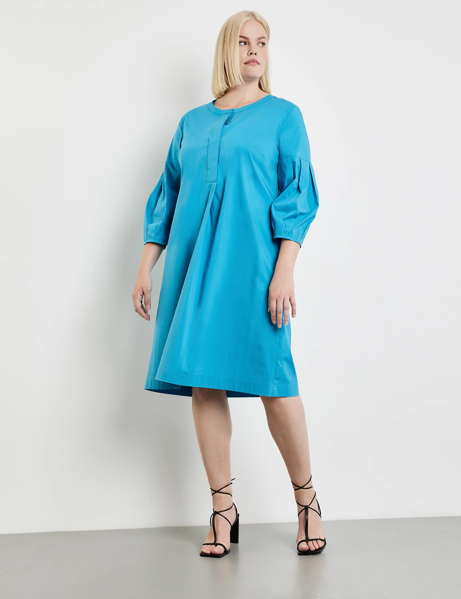 Ausgestelltes Kleid Mit 3/4 Arm 3 Ausgestelltes Kleid Mit 3/4 Arm