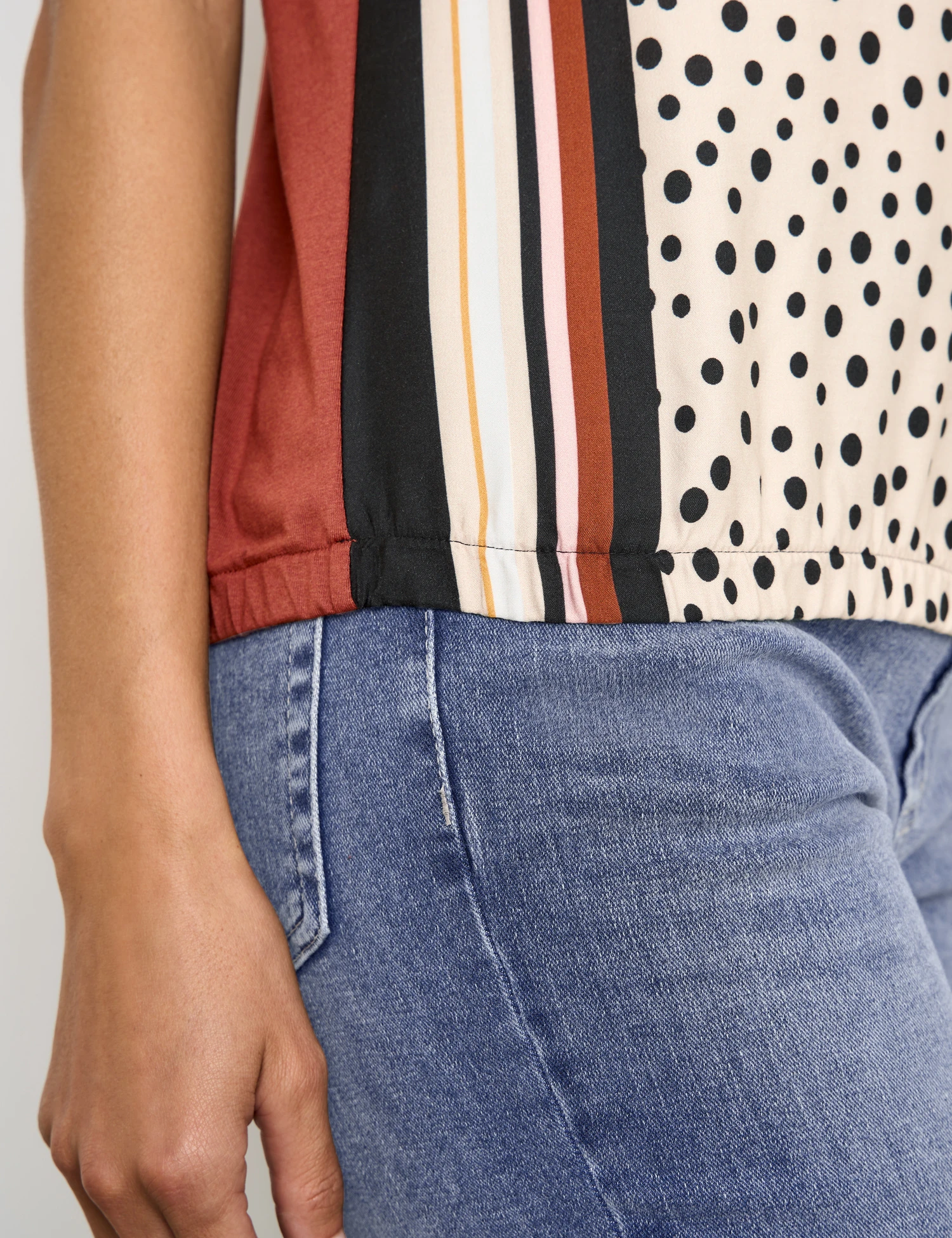 Gerry Weber Bedrucktes Blusenshirt Mit Gerafftem Saum 6 Gerry Weber Bedrucktes Blusenshirt Mit Gerafftem Saum - Image 4