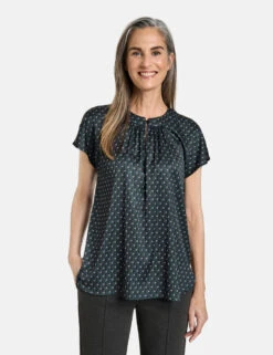 Gerry Weber Fließende Kurzarmbluse Mit Grafischem Muster -Feine Mode fliessende kurzarmbluse mit grafischem muster 01