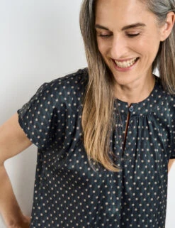 Gerry Weber Fließende Kurzarmbluse Mit Grafischem Muster -Feine Mode fliessende kurzarmbluse mit grafischem muster 100