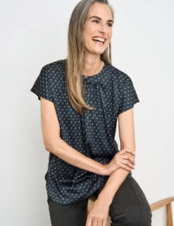 Gerry Weber Fließende Kurzarmbluse Mit Grafischem Muster -Feine Mode fliessende kurzarmbluse mit grafischem muster 102