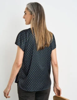 Gerry Weber Fließende Kurzarmbluse Mit Grafischem Muster -Feine Mode fliessende kurzarmbluse mit grafischem muster 104