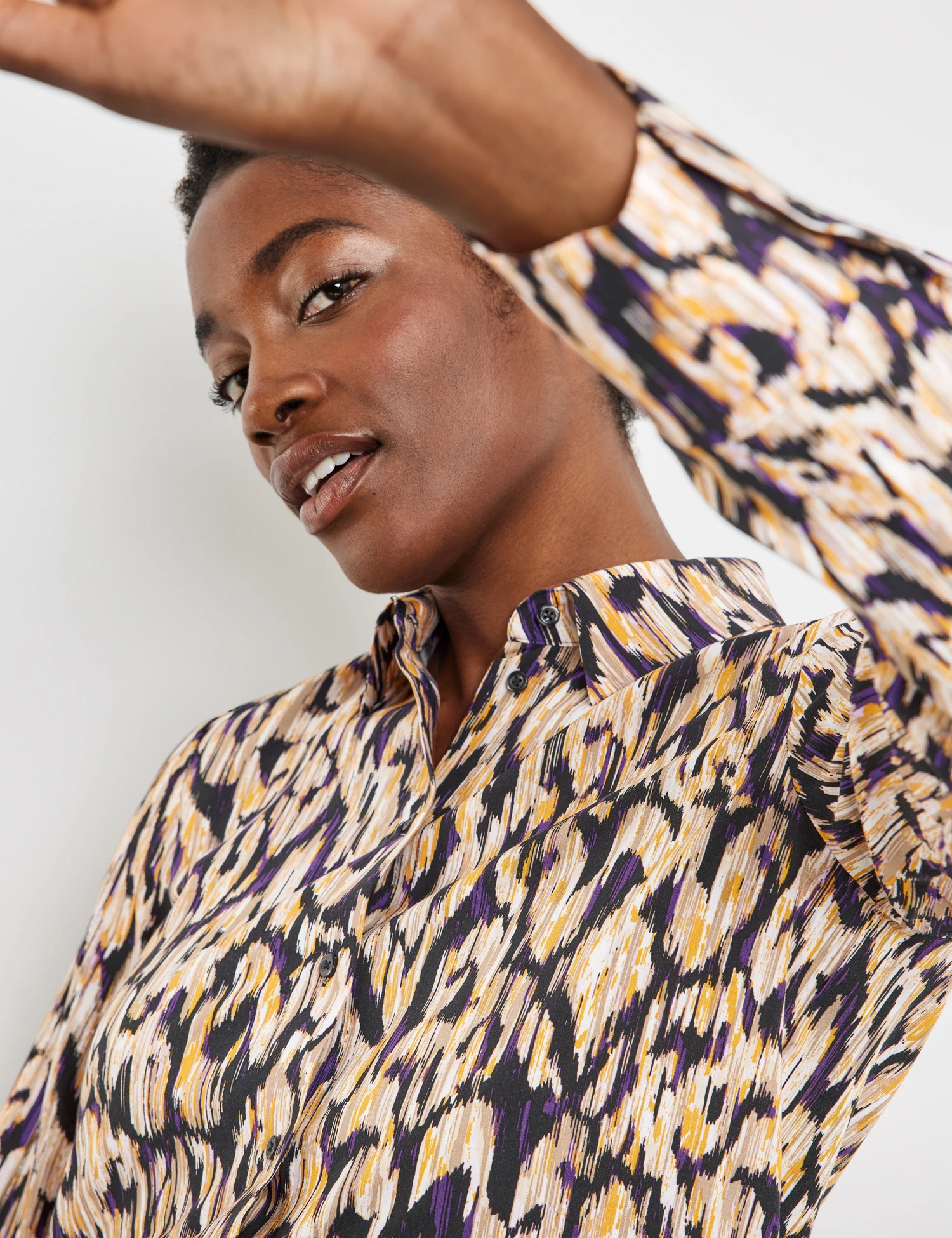 Gerry Weber Gemusterte Hemdbluse Mit Seitenschlitzen 6 Gerry Weber Gemusterte Hemdbluse Mit Seitenschlitzen - Image 4