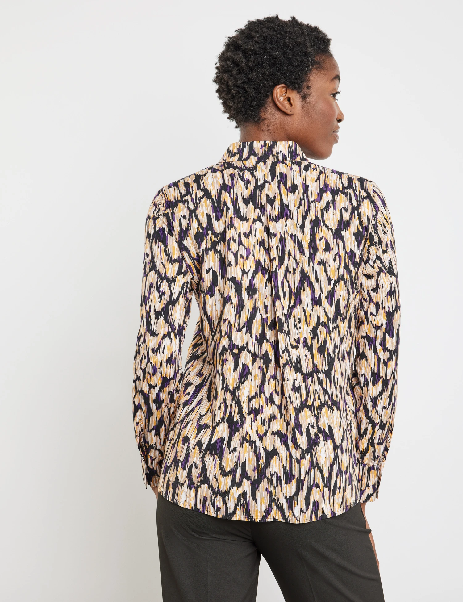 Gerry Weber Gemusterte Hemdbluse Mit Seitenschlitzen 8 Gerry Weber Gemusterte Hemdbluse Mit Seitenschlitzen - Image 6