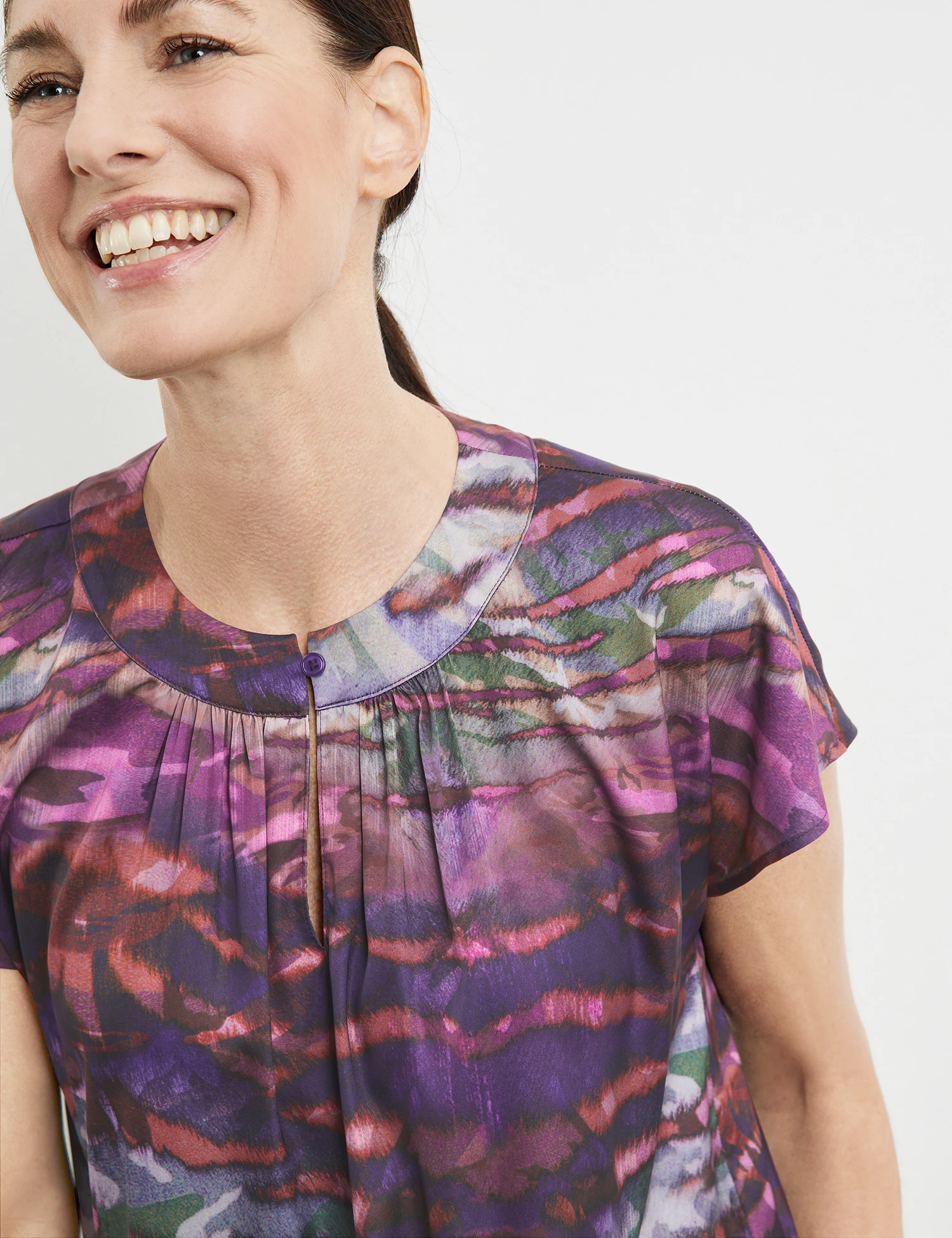 Gerry Weber Gemustertes Blusenshirt Mit Ausschnittdetail 6 Gerry Weber Gemustertes Blusenshirt Mit Ausschnittdetail - Image 4