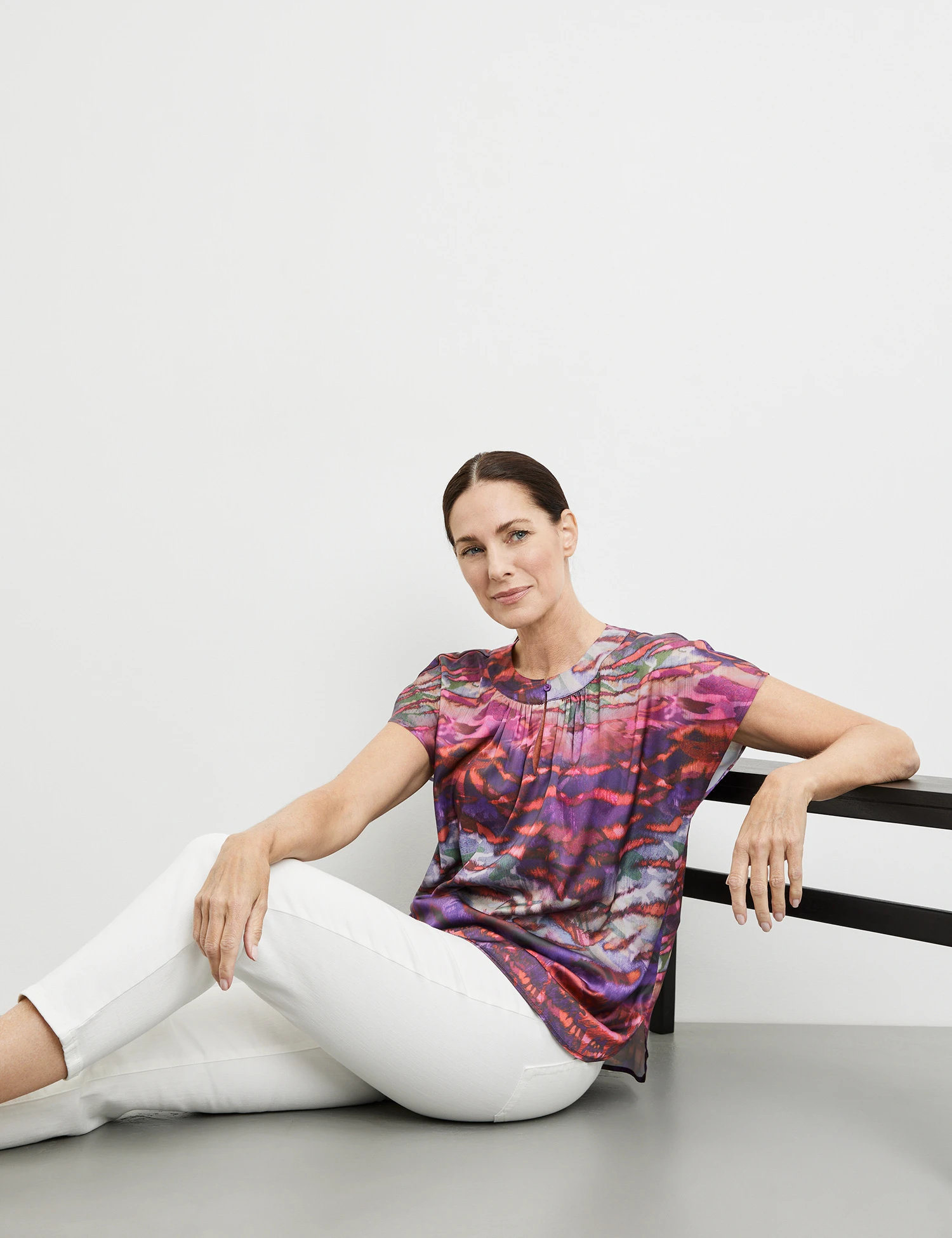 Gerry Weber Gemustertes Blusenshirt Mit Ausschnittdetail 7 Gerry Weber Gemustertes Blusenshirt Mit Ausschnittdetail - Image 5