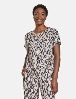 Gerry Weber Gemustertes Blusenshirt Mit Gerafftem Saum -Feine Mode gemustertes blusenshirt mit gerafftem saum 01