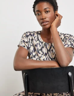 Gerry Weber Gemustertes Blusenshirt Mit Gerafftem Saum -Feine Mode gemustertes blusenshirt mit gerafftem saum 102