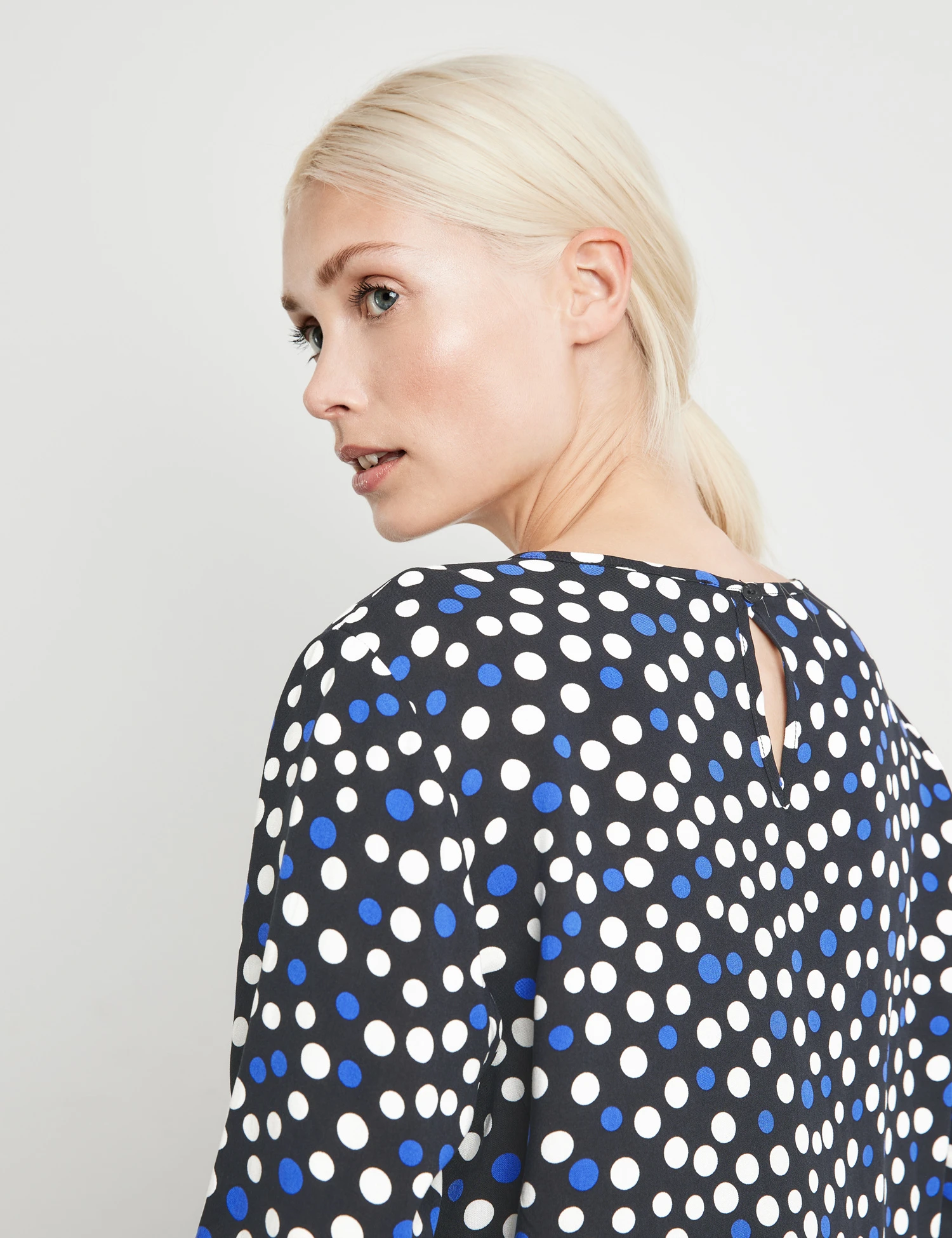 Taifun Gepunktetes Blusenshirt Mit Elastischem Ärmelsaum 6 Taifun Gepunktetes Blusenshirt Mit Elastischem Ärmelsaum - Image 4