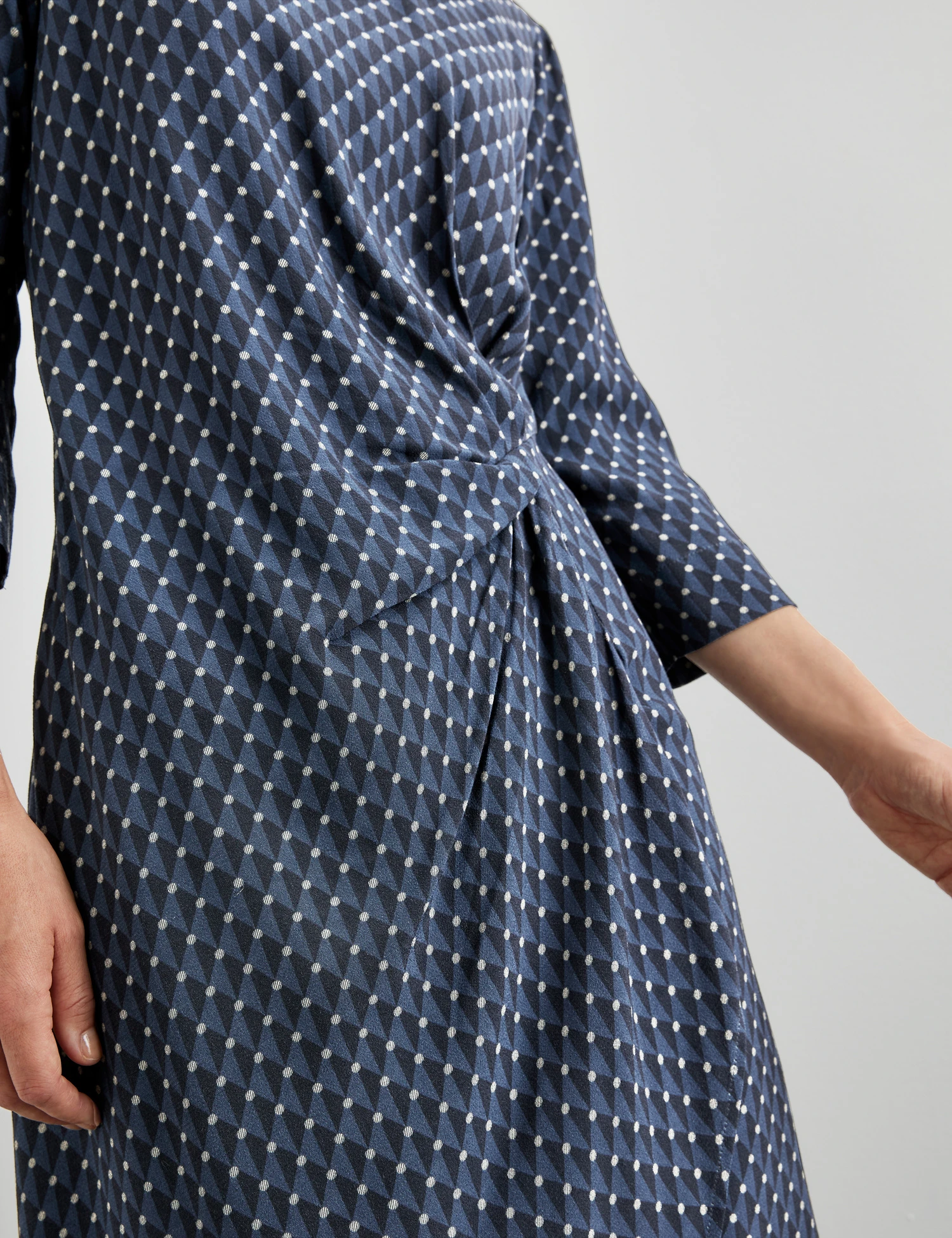 Gerry Weber Gepunktetes Kleid Mit Knotendetail 6 Gerry Weber Gepunktetes Kleid Mit Knotendetail - Image 4