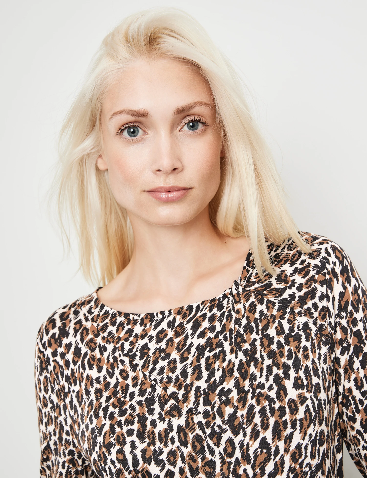 Taifun Leicht Ausgestelltes Jerseykleid Mit Schlitz Und Knotendetail 6 Taifun Leicht Ausgestelltes Jerseykleid Mit Schlitz Und Knotendetail - Image 4