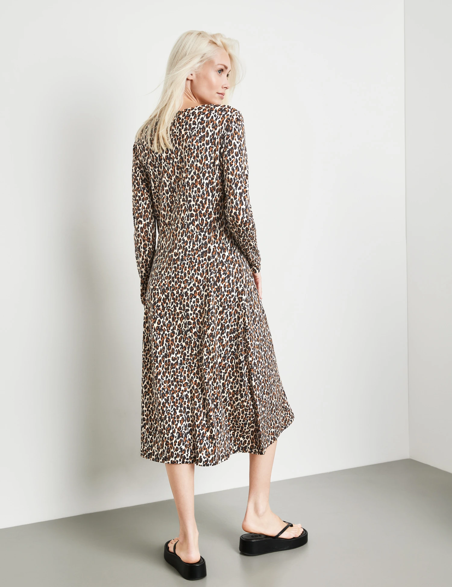 Taifun Leicht Ausgestelltes Jerseykleid Mit Schlitz Und Knotendetail 7 Taifun Leicht Ausgestelltes Jerseykleid Mit Schlitz Und Knotendetail - Image 5