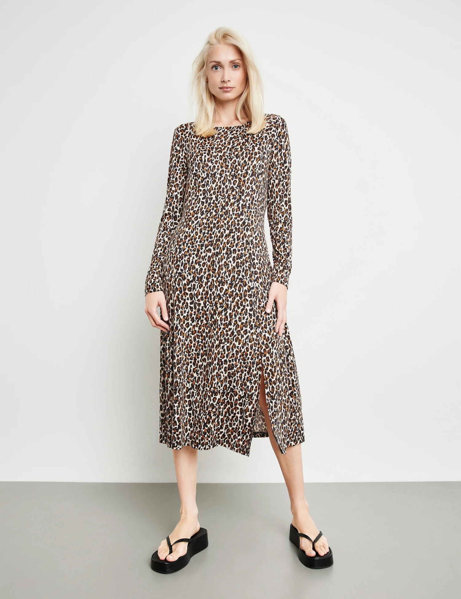 Taifun Leicht Ausgestelltes Jerseykleid Mit Schlitz Und Knotendetail 3 Taifun Leicht Ausgestelltes Jerseykleid Mit Schlitz Und Knotendetail