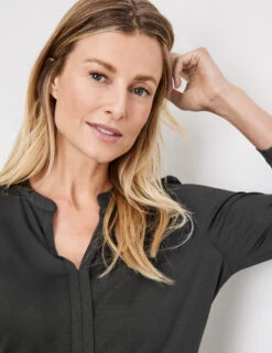 Gerry Weber Schlichtes Blusenshirt Mit Einfach Gelegten Falten 12 Gerry Weber Schlichtes Blusenshirt Mit Einfach Gelegten Falten -Feine Mode schlichtes blusenshirt mit einfach gelegten falten 100