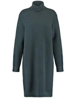 Gerry Weber Strickkleid Mit Rollkragen Und Knopfdetail Am Ärmel -Feine Mode strickkleid mit rollkragen und knopfdetail am aermel 02
