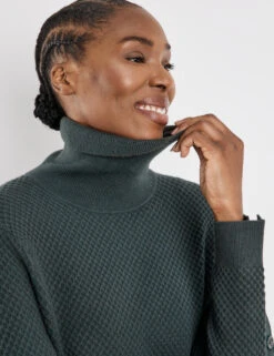 Gerry Weber Strickkleid Mit Rollkragen Und Knopfdetail Am Ärmel -Feine Mode strickkleid mit rollkragen und knopfdetail am aermel 100